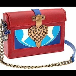 New Disney Descendants Evie
Crossbody Purse Handbag Heart
Charm NEW RARE Queen
